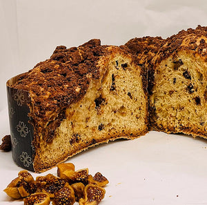 Colomba al cioccolato e fichi con vino cotto e crumble al cacao